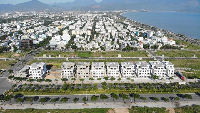 Giá đất tăng “phi mã”, nhiều người dân mua đất tái định cư và nợ tiền sử dụng đất nay thành con nợ tiền tỷ.