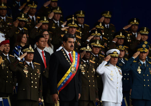 Tổng thống Maduro và các quan chức quân đội trong sự kiện truyền hình trực tiếp chiều 4/8. (Ảnh: AFP)