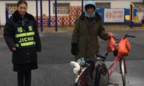 Người đàn ông Trung Quốc đạp xe về quê ăn Tết nhưng bị đi lạc đường 500 km. (Ảnh: Shanghaiist)