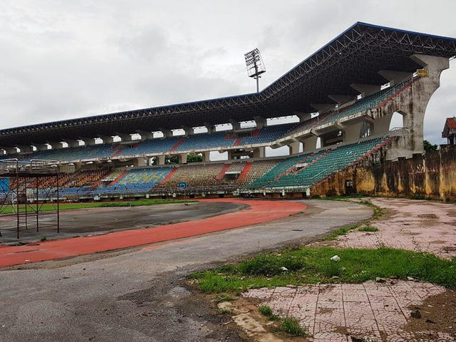 Cảnh hoang tàn trong SVĐ Ninh Bình - nơi từng là