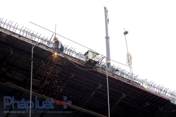 Công nhân đang hàn các bộ phận còn lại trên thành cầu.