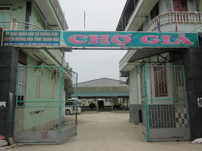 Chợ Già (mới) trở thành bãi đỗ xe, cỏ dại mọc um tùm...