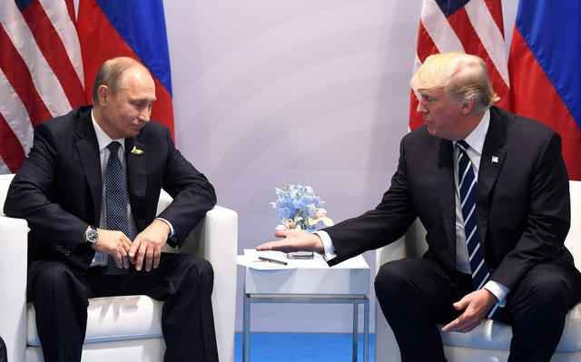 Tổng thống Donald Trump và Tổng thống Vladimir Putin gặp nhau bên lề hội nghị G20 tại Đức năm 2017 (Ảnh: AFP)