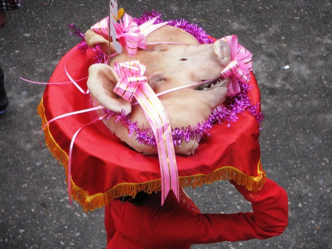 Mâm lễ lên miếu cũng thường hay có đầu lợn, gia đình nào có điều kiện sẽ có hẳn một con lợn quay.  Theo phong tục, lễ rước các cụ thọ đi rất chậm, với quãng đường 2 km phải đi mất hàng tiếng đồng hồ. Thông thường lễ rước các “cụ Thượng” lên miếu kéo dài từ sáng đến 11h trưa mới đến miếu.