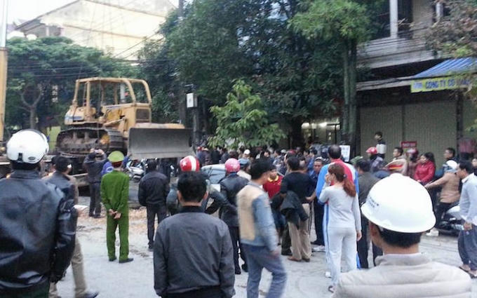 Nghệ An: Xe c&aacute;n bộ kiểm l&acirc;m bị m&aacute;y x&uacute;c đ&egrave; bẹp d&uacute;m