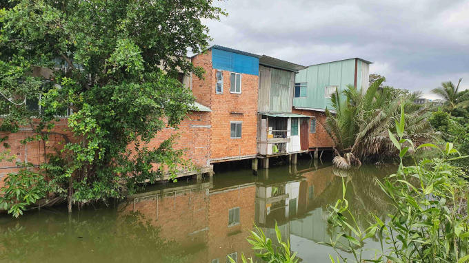 Hàng loạt công trình lấn chiếm kênh rạch tại khu phố 7, phường Hiệp Bình Chánh, quận Thủ Đức.