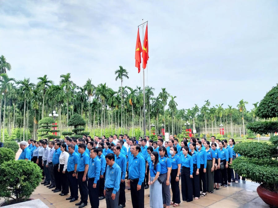 Đoàn đại biểu dâng hoa, dâng hương tại Khu tưởng niệm Liệt sĩ Ngã Ba Giồng, Hóc Môn.