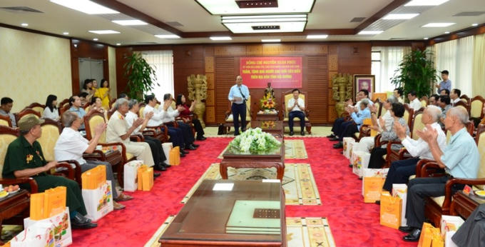 Chủ tịch nước Nguyễn Xuân Phúc gặp mặt, tặng quà người cao tuổi tại Hải Dương.