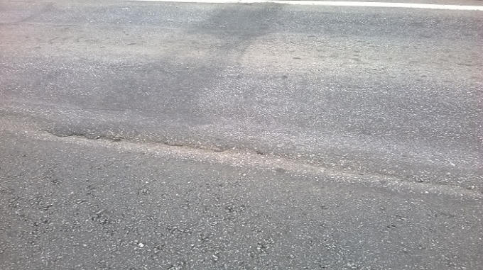 Cầu Bến Thủy mới mặt đường xuất hiện sống trâu gây nguy hiểm cho các phương tiện qua đây. Ảnh Duy Ngợi