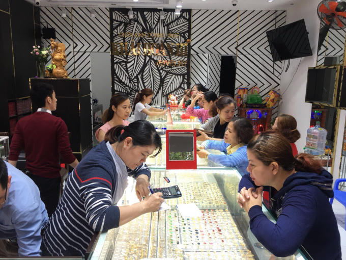 Được biết, giá vàng 9999 trong ngày 25/2 mua vào là 3 triệu 640 và bán ra là 3 triệu 730.