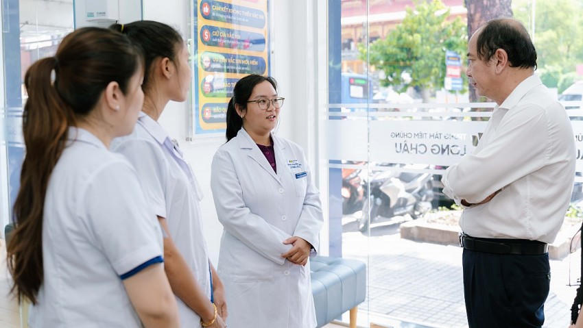 Bác sĩ Trần Thị Như Quỳnh đang làm việc tại cơ sở tiêm chủng ở cạnh bên nhà thuốc Long Châu trên đường 3 tháng 2 đã cấp cứu sốc phản vệ thành công ngay tại hiện trường.