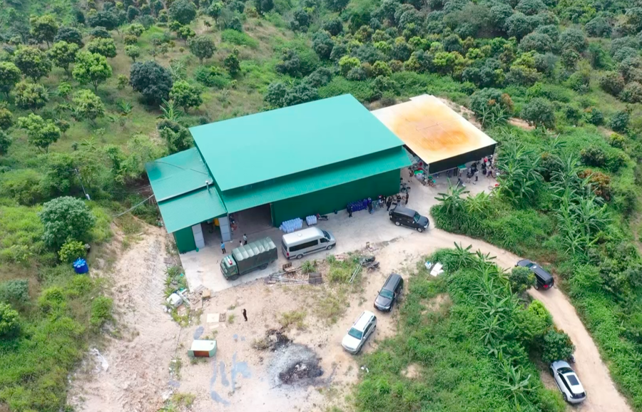 Toàn cảnh kho xưởng sản xuất chất ma tuý của tổ chức tội phạm do người nước ngoài cầm đầu bị lực lượng chức năng đột kích, triệt phá.