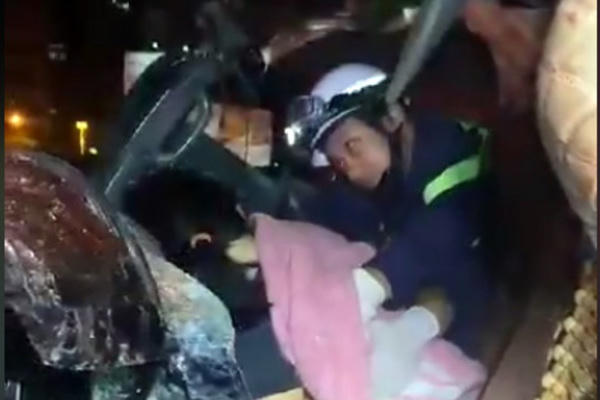 Cứu 3 người mắc kẹt trong cabin ô tô sau vụ tai nạn trên đường vành đai 3