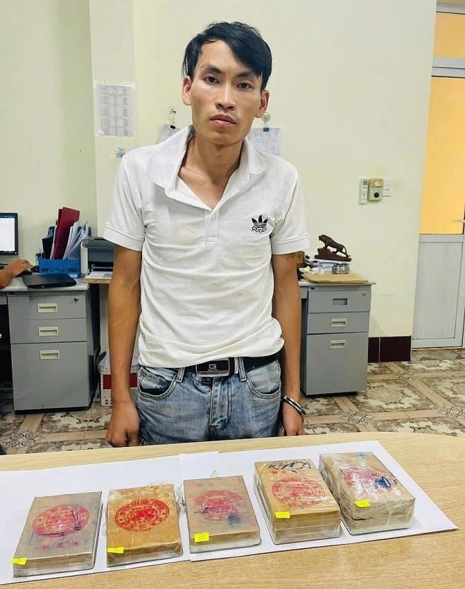 Dương Văn Cai cùng tang vật vụ án là 7 bánh ma túy heroin, tổng khối lượng hơn 2,2kg.