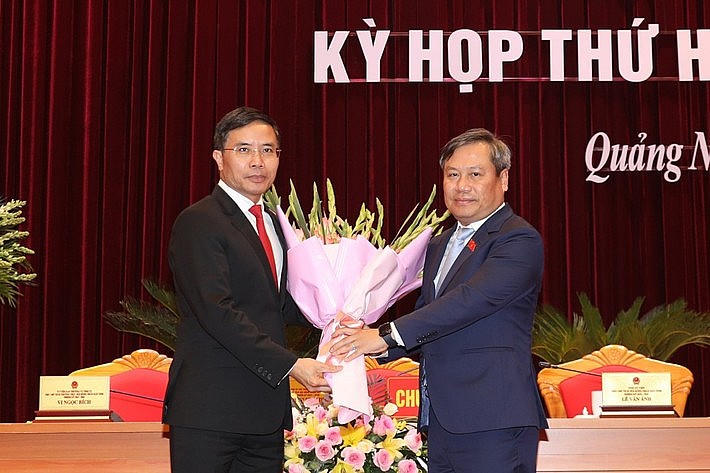 Bí thư Tỉnh ủy Vũ Đại Thắng tặng hoa chúc mừng Phó Bí thư Tỉnh ủy Phạm Đức Ấn trúng cử chức danh Chủ tịch UBND tỉnh, nhiệm kỳ 2021 - 2026. Ảnh: Đỗ Phương