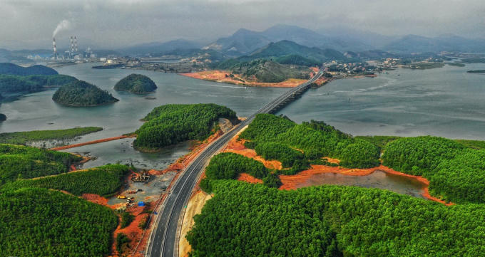 Cao tốc Hạ Long - Vân Đồn kết nối Sân bay Vân Đồn và trung tâm TP Hạ Long.