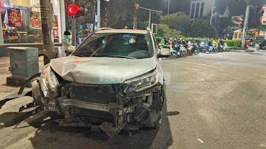 Chiếc ô tô con cũng hư hỏng nặng sau cú va chạm liên hoàn.