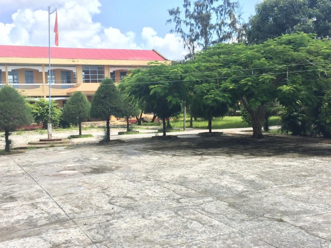 Sân trường vắng lặng không một bóng người.