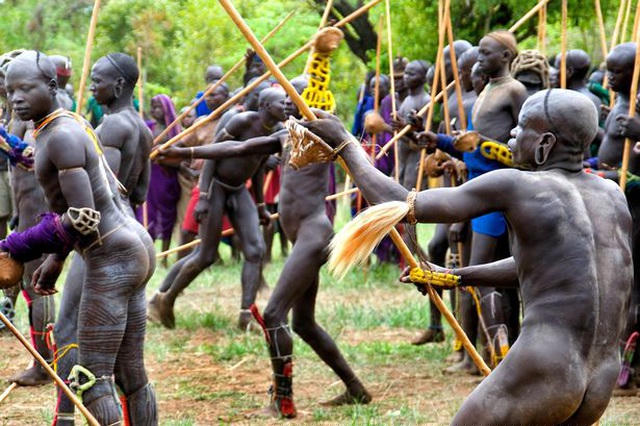 Đã bị chính phủ Ethiopia cấm vào năm 1994 nhưng truyền thống này vẫn còn tồn tại