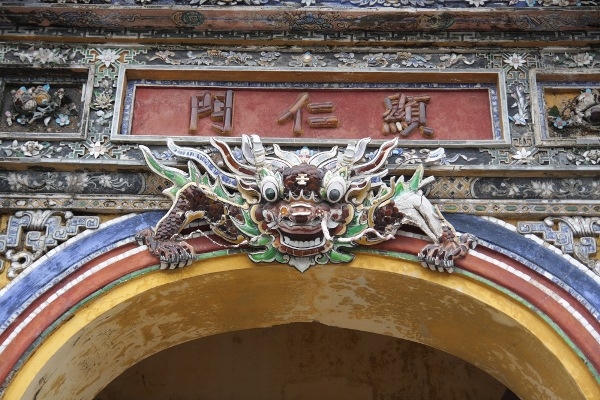 Hình quỷ La Hầu ở cửa cổng Hiển Nhân môn.