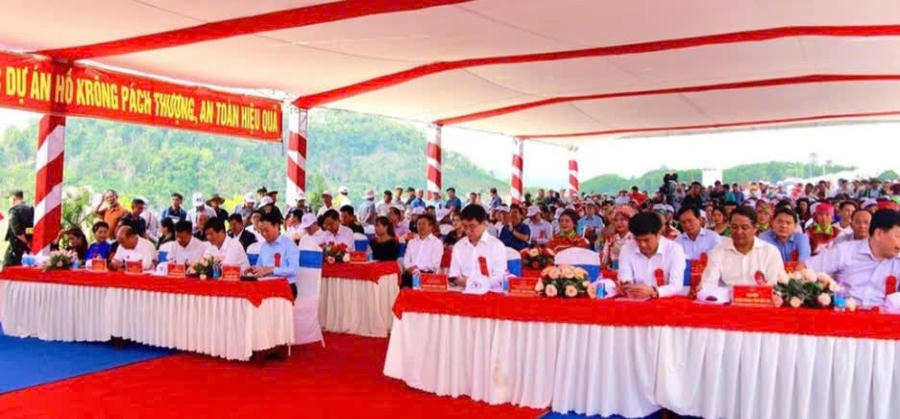 Các đại biểu cùng đông đảo nhân dân tham dự buổi lễ. Ảnh: V.T