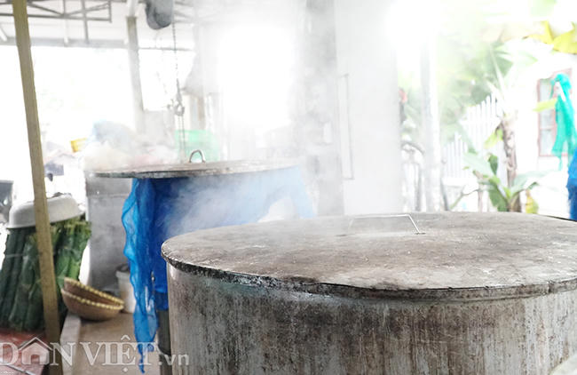 Những nồi b&aacute;nh nghi ng&uacute;t kh&oacute;i đang chuẩn bị cho ra l&ograve; những mẻ b&aacute;nh n&oacute;ng hổi để phục vụ người d&acirc;n dịp Tết Nguy&ecirc;n đ&aacute;n Kỷ Hợi 2019.