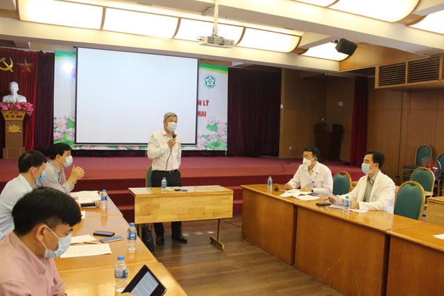 Thứ trưởng Bộ Y tế Nguyễn Trường Sơn đến làm việc tại Bệnh viện Bạch Mai ngày 25/3.