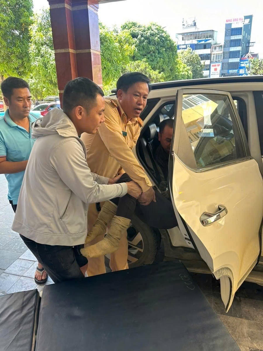 Kịp thời hỗ trợ đưa nạn nhân cấp cứu. Ảnh: Công an Hà Tĩnh.