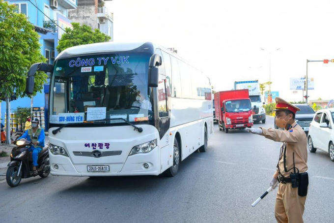Lực lượng CSGT làm nhiệm vụ tại các chốt kiểm soát dịch.
