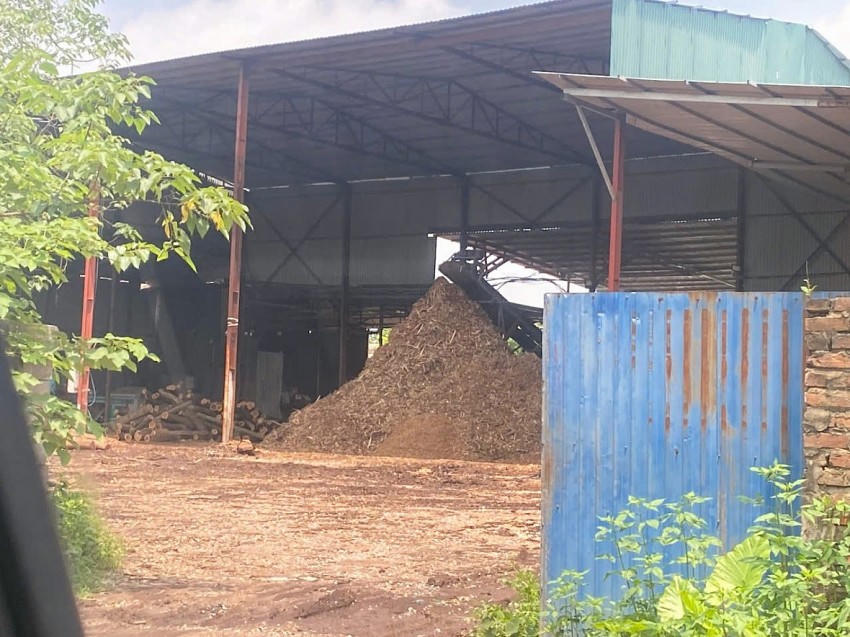 Hình ảnh ghi nhận bên trong xưởng sản xuất gỗ.
					
				
			
			Hình ảnh ghi nhận bên trong xưởng sản xuất gỗ.