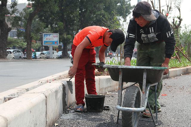 Nhiều tốp công nhân đang hoàn thiện, dọn dẹp những hạng mục cuối cùng chuẩn bị cho ngày tuyến đường được đưa vào sử dụng.