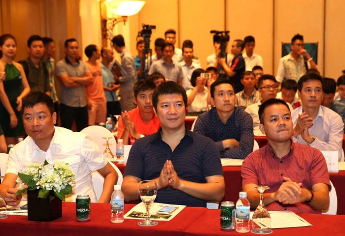 BLV Quang Huy (áo đen, ở giữa) sẽ được mời tham gia bình luận các trận đấu dành cho các đội bóng phong trào hàng đầu.