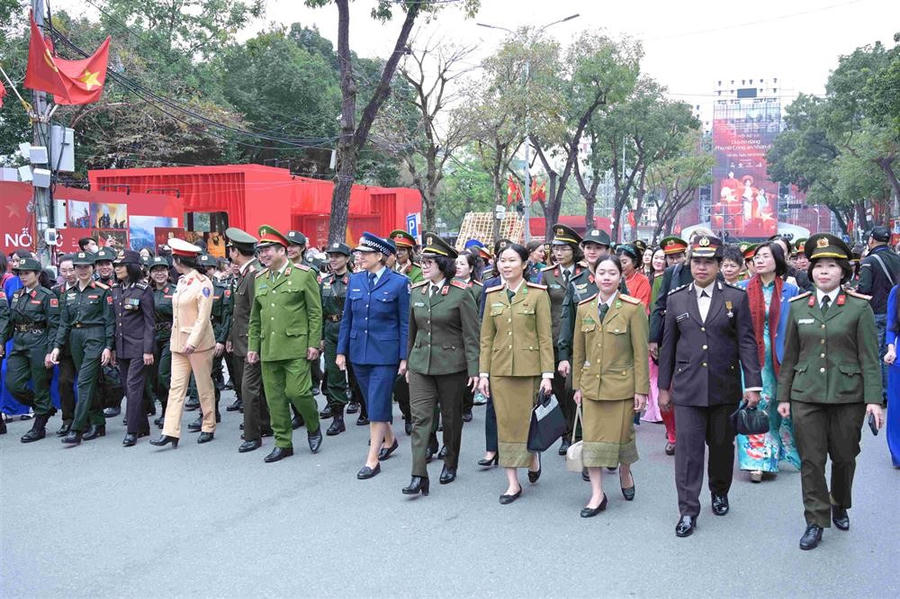 Gần 1.000 hội viên phụ nữ CAND, nữ cảnh sát các nước diễu hành quanh khu vực hồ Hoàn Kiếm. Ảnh: BCA