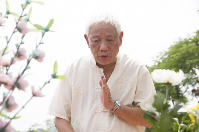 Ánh mắt thể hiện rõ sự đau buồn và tưởng nhớ.