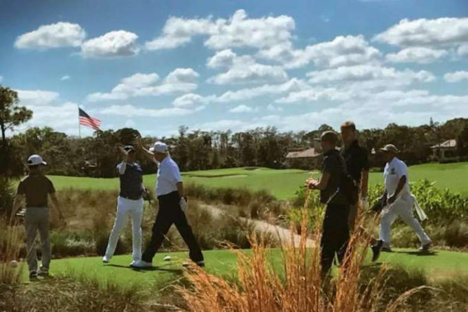 Trong khi bà Melania dẫn bà Aike đi tham quan bảo tàng và vườn cây thì Tổng thống Trump đi đánh golf với Thủ tướng Nhật Bản Shizo Abe. Trên Facebook cá nhân ông Trump chia sẻ: "Đã có thời gian vui vẻ cùng thủ tướng Nhật Bản tại Mỹ". (Ảnh: Twitter)