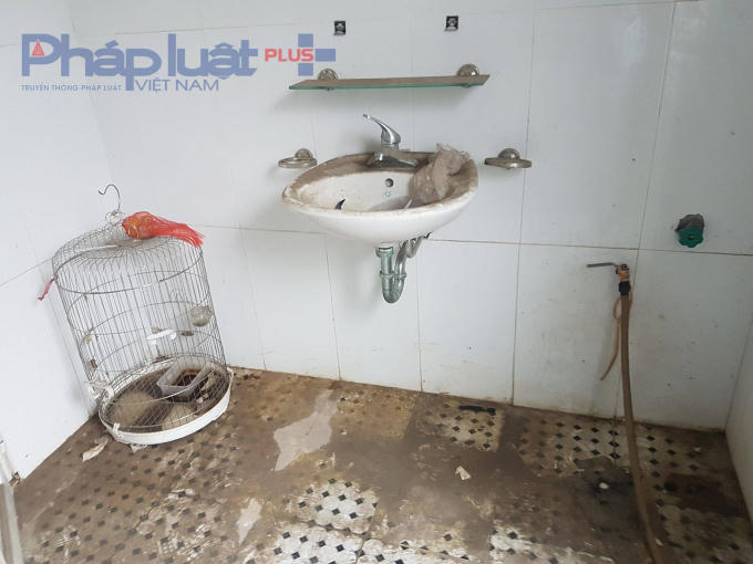 Nhà tắm, bồn rửa nhưng có cả lồng chim.