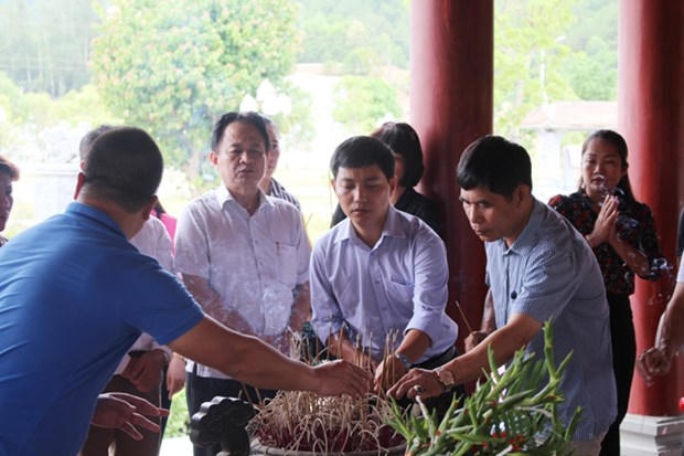 Các thành viên trong đoàn đã thắp nén hương tri ân linh hồn của 1.240 chiến sĩ.