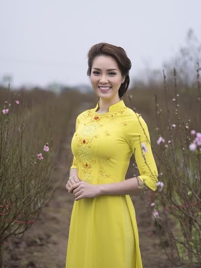 &Aacute; hậu Thụy V&acirc;n thướt tha với &aacute;o truyền thống b&ecirc;n