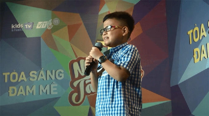 Bảo Minh hát Gặp mẹ trong mơ gây xúc động trong tập 1 Nhí tài năng.