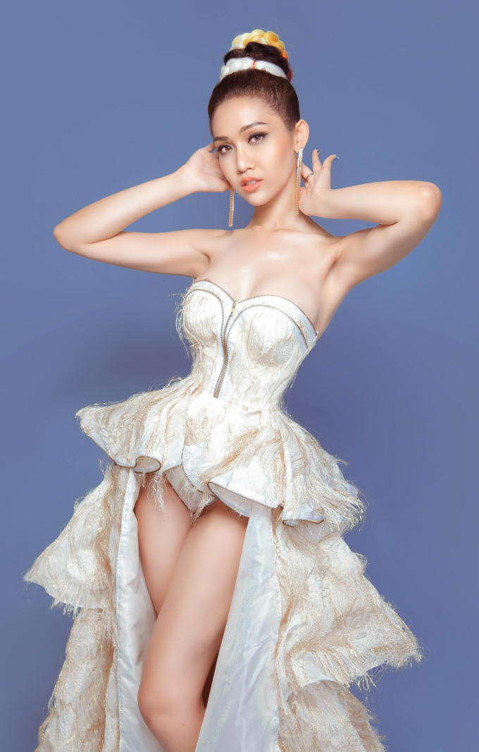Tuy là một bộ ảnh được thực hiện nhằm thỏa mãn niềm đam mê được làm công chúa của Nhật Hà nhưng cô và ekip cũng rất đầu tư vào trang phục và makeup, tất cả đều được cô chăm chút tỉ mỉ về màu sắc và chi tiết để ra được phong cách Hoàng gia, bên cạnh đó Nhật Hà cũng cân nhắc về độ sexy để thể hiện đúng tinh thần của bộ ảnh.
