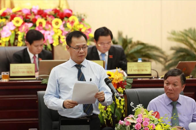 Giám đốc Sở Xây dựng Đà Nẵng Vũ Quang Hùng (bên trái) được điều động về làm Bí thư quận Liên Chiểu.