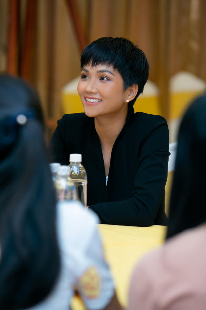 Hoa hậu H'hen Ni&ecirc; h&oacute;a c&ocirc; g&aacute;i d&acirc;n tộc H'M&ocirc;ng tham gia hoạt động cộng đồng tại Đ&agrave; Nẵng