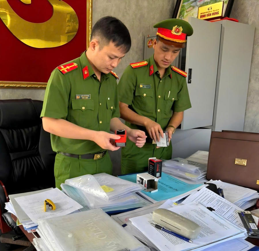 Công an TP Đà Nẵng khám xét nơi làm việc của đối tượng Đinh Văn Hùng. (Ảnh: Công an TP Đà Nẵng)