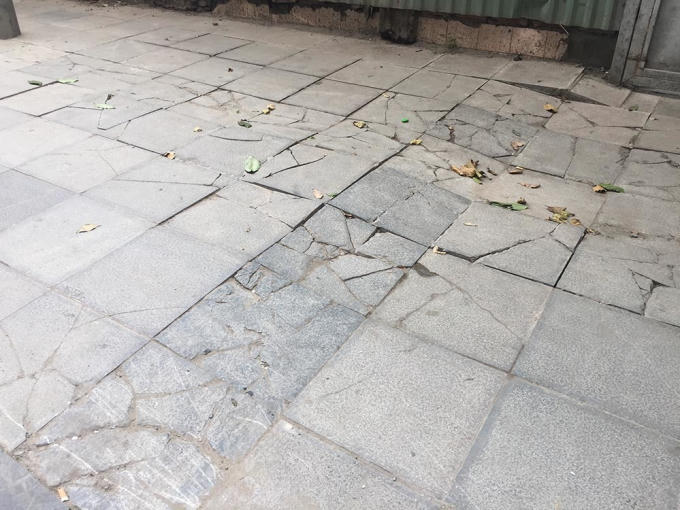 Tuy nhiên, đá tự nhiên này có hạn chế là độ giòn cao nên khi thi công lát đá phải có lớp bê tông và vữa lót dày khoảng 8-10 cm