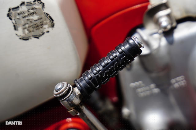 Bộ phận cần đạp khởi động có cao su vẫn còn logo dập nổi