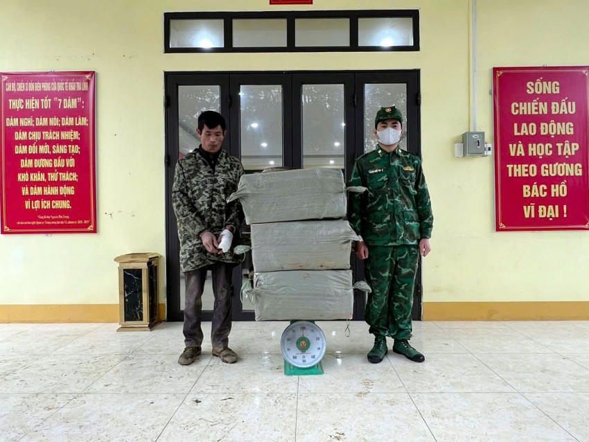 Đối tượng Tống Sỹ Ly cùng tang vật bị bắt giữ tại Đồn Biên phòng cửa khẩu quốc tế Trà Lĩnh. (Ảnh: Đồn biên phòng Cửa khẩu Trà Lĩnh).