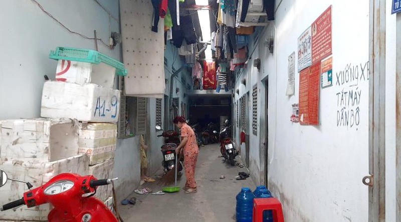 Xóm trọ chật chội nơi vợ chồng chị Thương sinh sống nhiều năm qua.
