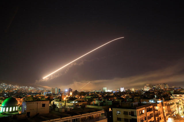 Tên lửa bay trên bầu trời thủ đô Damascus của Syria trong cuộc không kích hôm 14/4 (Ảnh: AP)