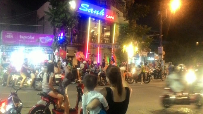 Nhiều người d&acirc;n xuống đường xen m&uacute;a L&acirc;n.&nbsp;