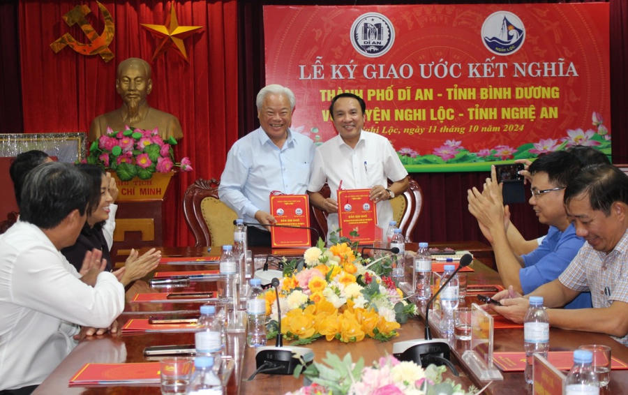 Lễ ký giao ước kết nghĩa giữa hai địa phương.
